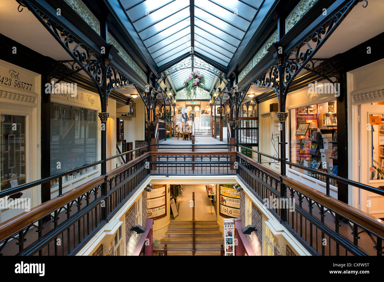 L'interno della galleria di Westminster si trova sul Parlamento Street a Harrogate, West Yorkshire. Foto Stock