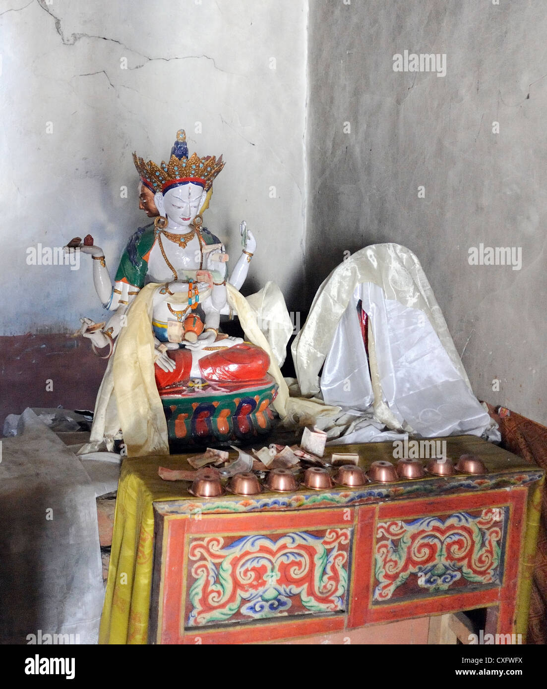 Santuario con offerte. Namgyal Tsemo Gompa, Leh, Ladakh, la Repubblica dell' India. Foto Stock