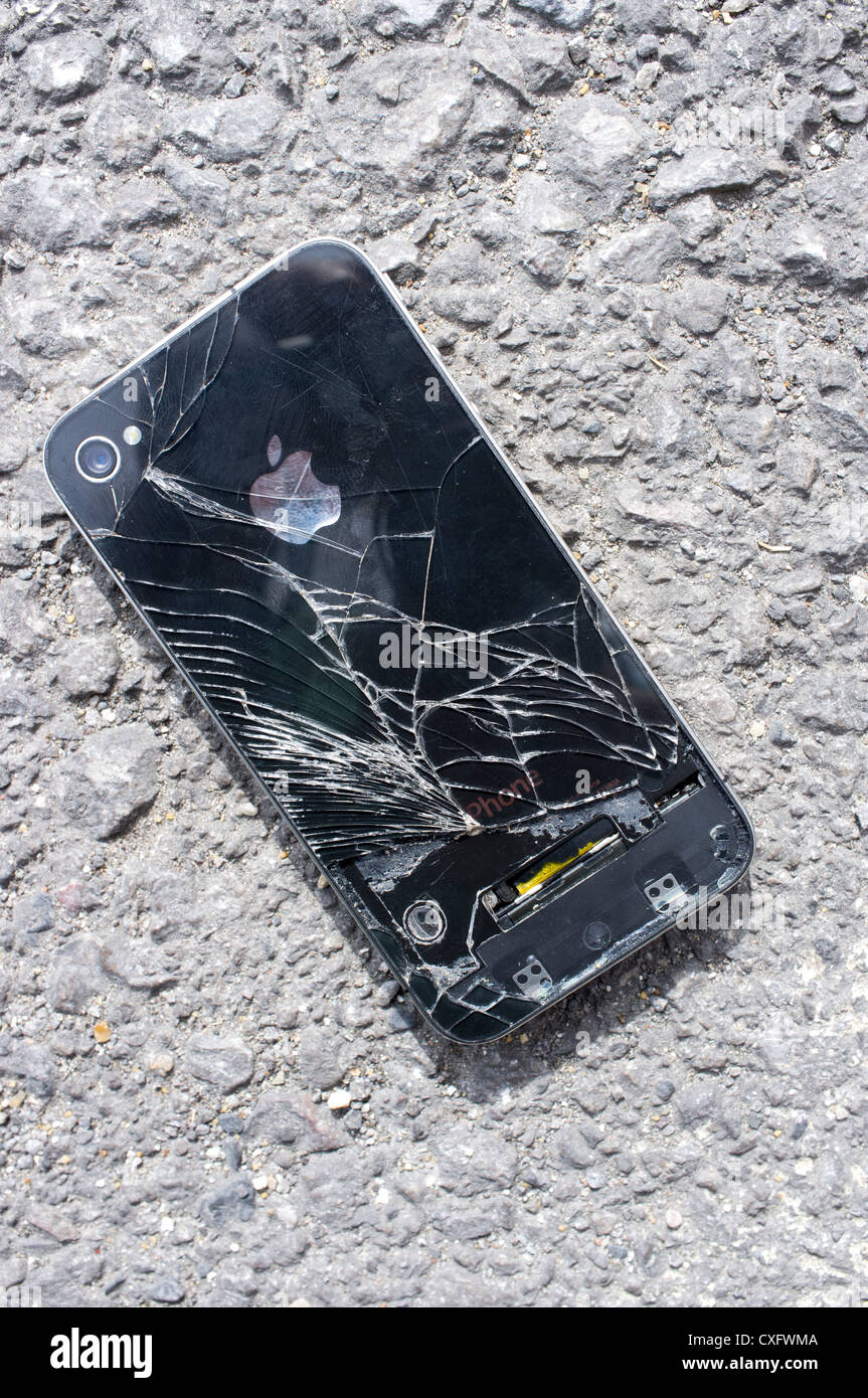 Damaged broken apple iphone immagini e fotografie stock ad alta risoluzione  - Alamy
