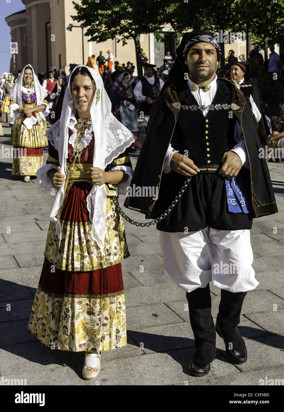 Donna e ma indossa un costume sardo tradizionale alla festa religiosa Sagra  del Redentore di Nuoro Sardegna Italia Foto stock - Alamy