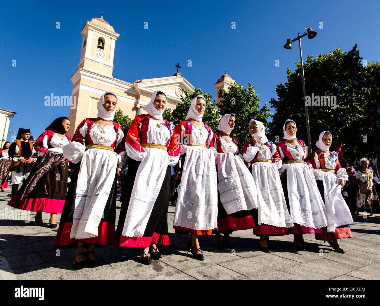 La Donna Convertita Dal Redentore La donna che indossa un costume sardo tradizionale alla festa religiosa
