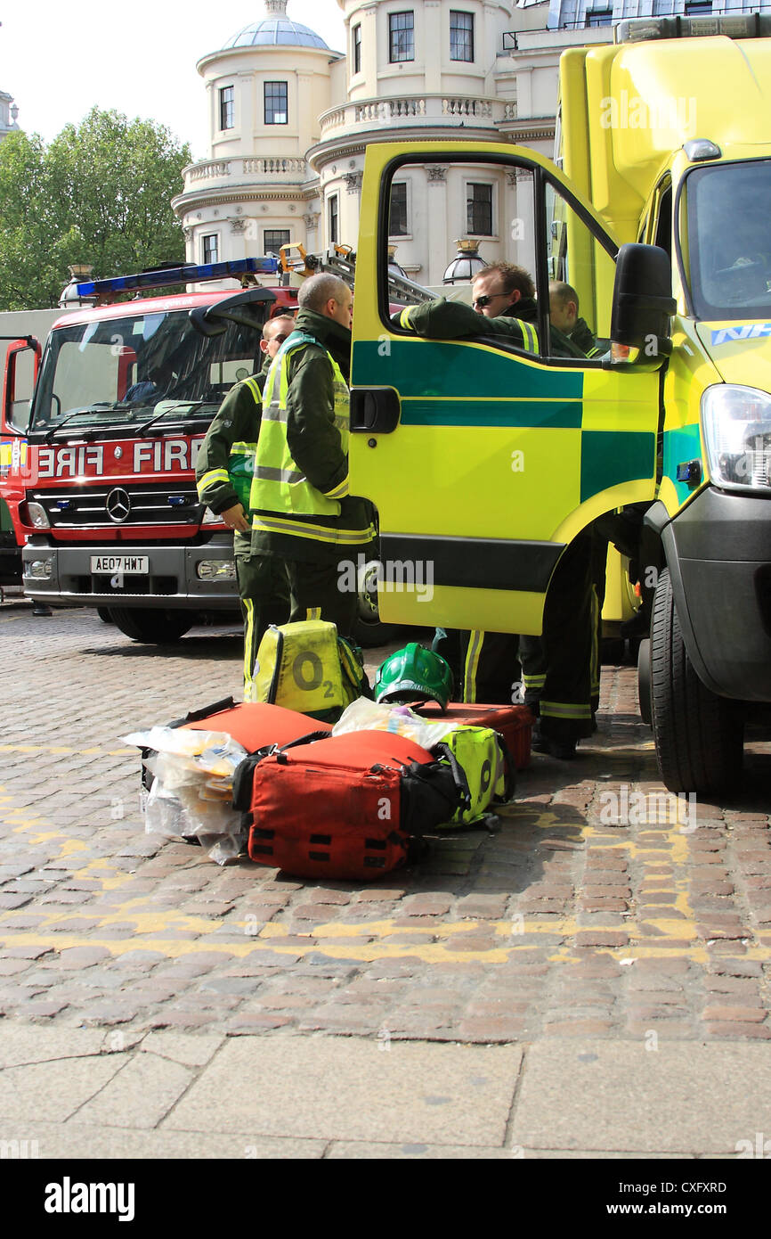 Il team di HART e vigili del fuoco frequentare un sospetto incidente chimico nel centro di Londra Foto Stock