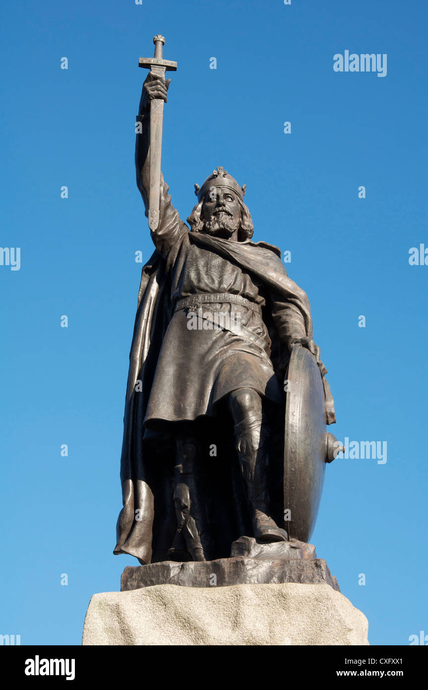 La statua del Re Alfredo il Grande guarda verso il basso sopra la città di Winchester, la storica capitale dell'antico regno di Wessex. Hampshire, Inghilterra, Regno Unito. Foto Stock