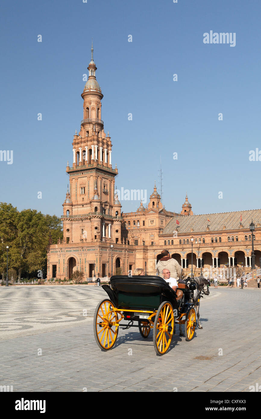 Carrozza trainata da cavalli nella Plaza de Espana siviglia spagna edifici governativi che si affaccia su di un popolare visita turistica. Foto Stock