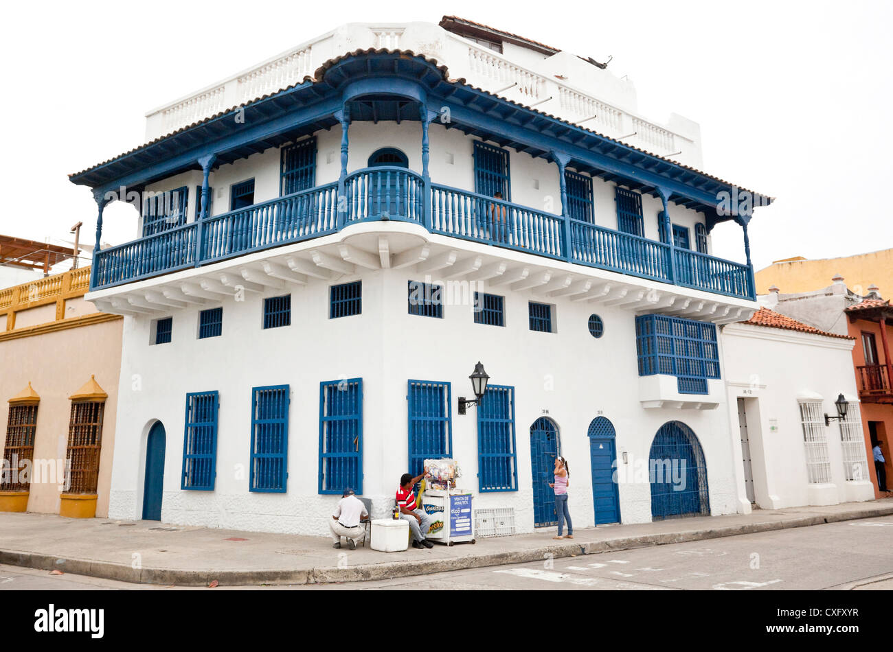 Stile coloniale spagnolo edificio ad angolo, Cartagena de Indias, Colombia. Foto Stock