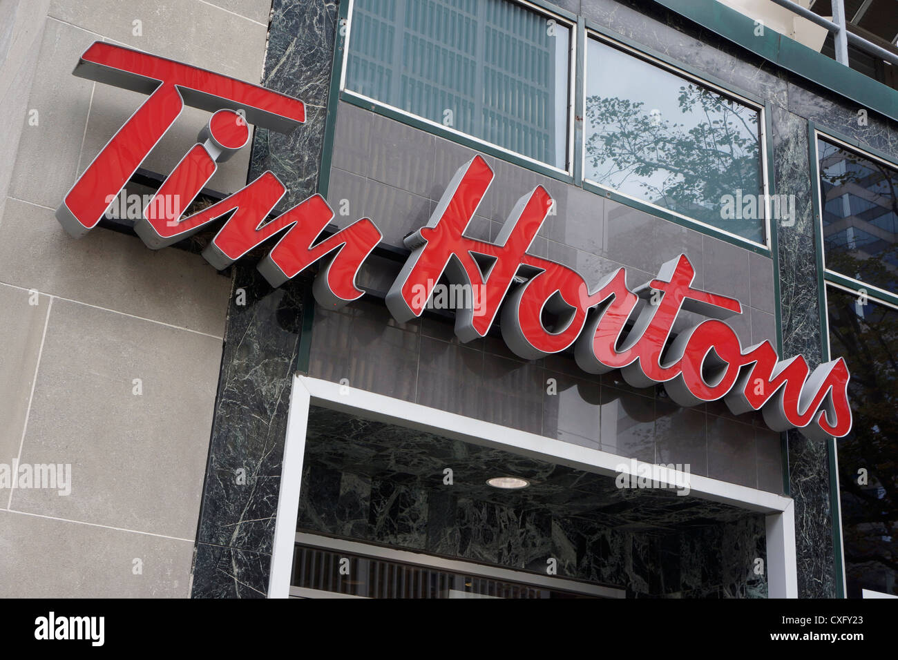 Tim Hortons segno esterno sopra il ristorante Foto Stock