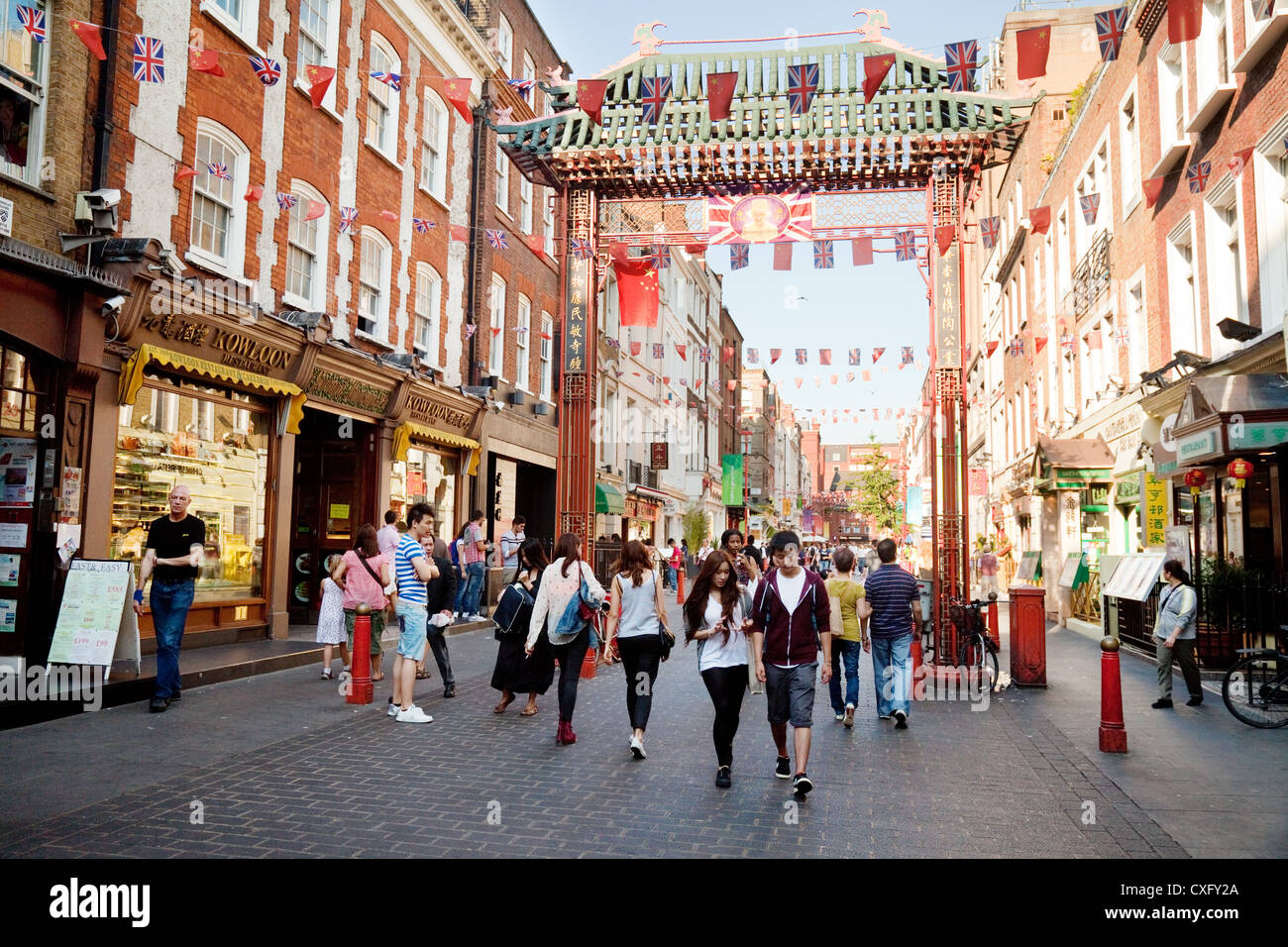 Gerrard Street scene, Chinatown, Londra W1 UK Europa Foto Stock