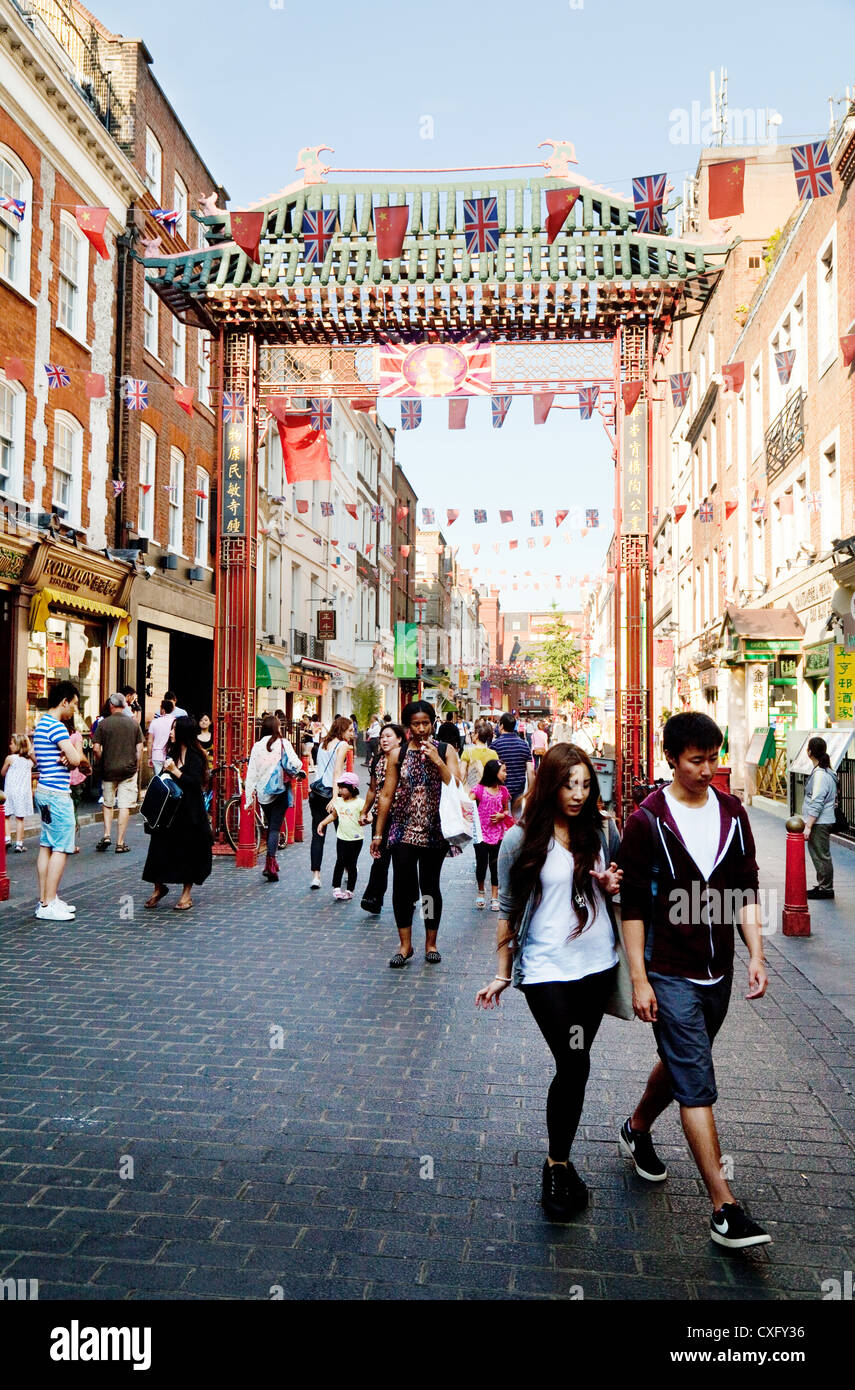 Chinatown street scene, Gerrard Street, London W1D, Regno Unito Foto Stock