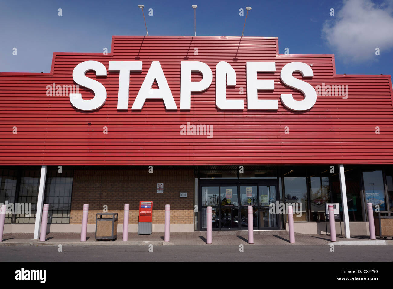 Punti metallici Punti metallici a.k.a Business Depot, forniture per ufficio Store Foto Stock