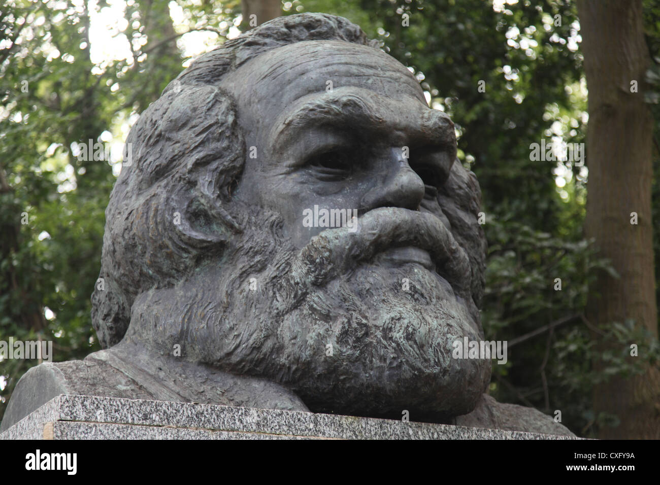 Karl Marx testa in corrispondenza di Highgate est cimitero in London Inghilterra England Foto Stock