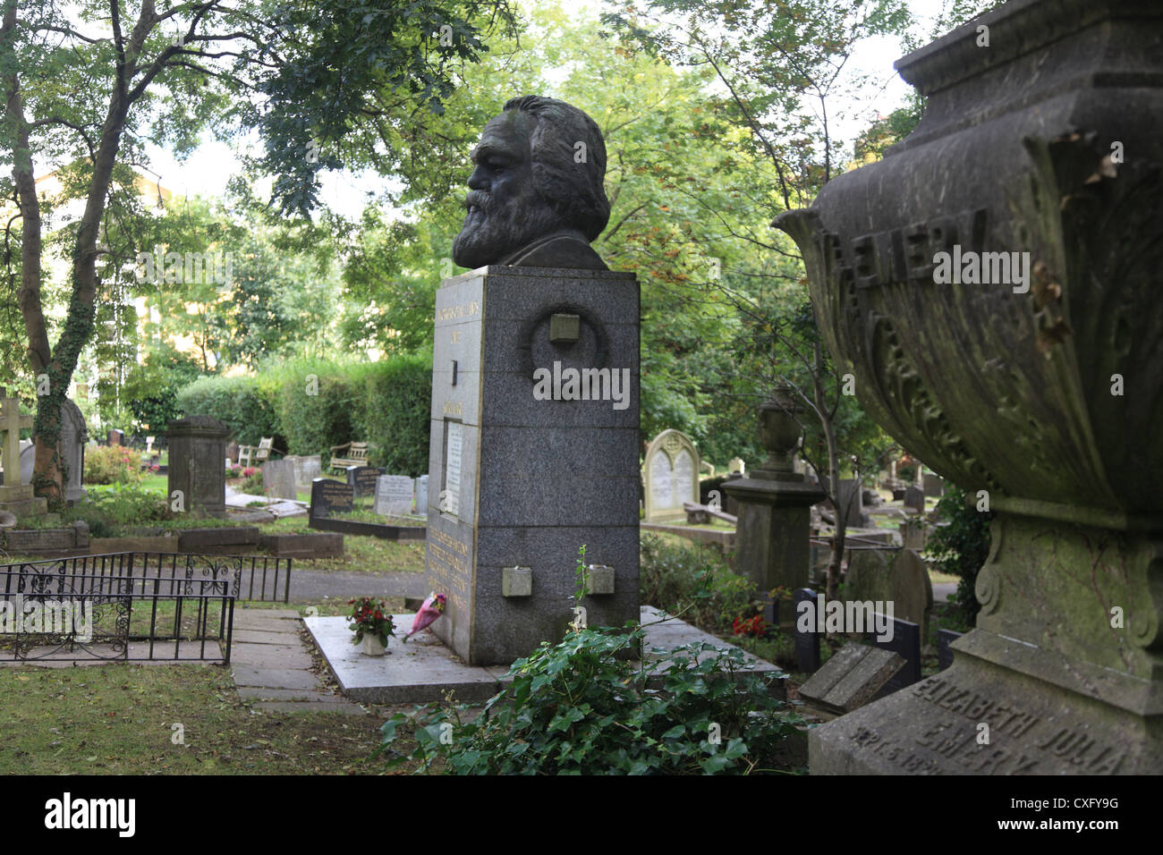 Tomba di Karl Marx al cimitero di Highgate a Londra Foto Stock