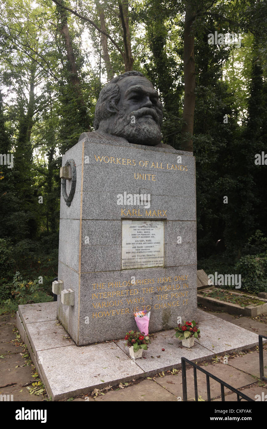 Lapide di Karl Marx a Highgate est cimitero in London Inghilterra England Foto Stock