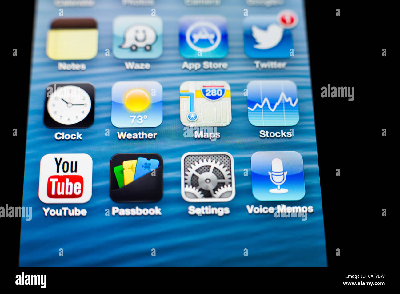 Schermo del nuovo iPhone 5 che mostra la nuova app Mappe e varie altre applicazioni: Libretto Twitter App Store Wuze orologio Stock di YouTube Foto Stock