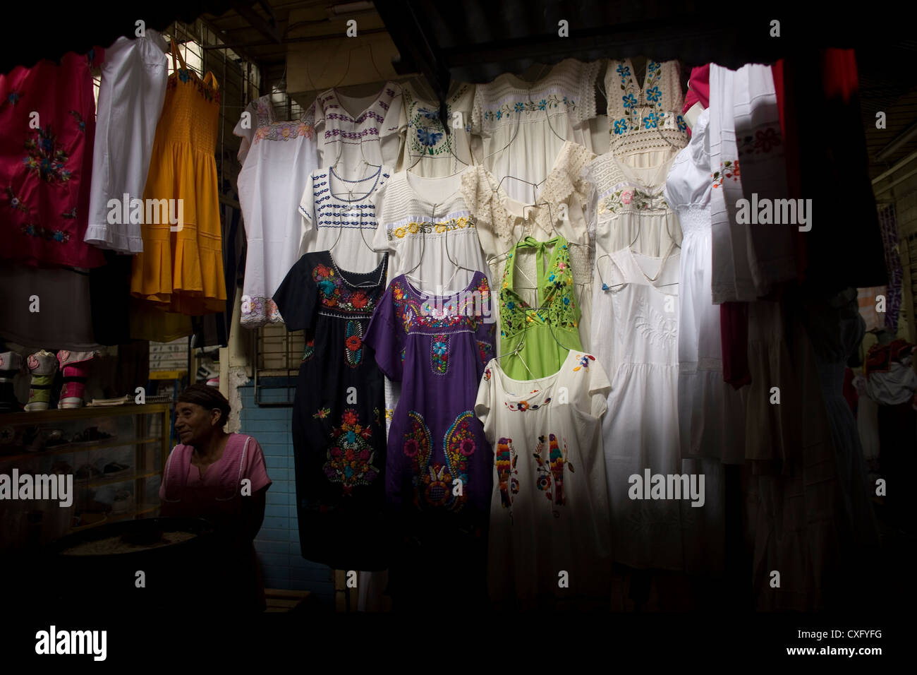 Vestiti sit in Vendita in La Merced mercato di Oaxaca, Messico, luglio 11, 2012. Foto Stock