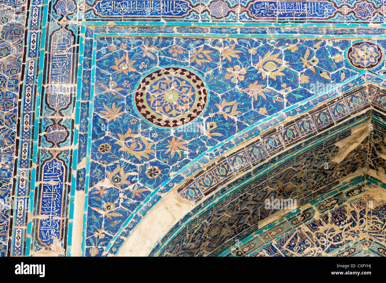 Dettaglio della cuerda seca piastrelle, Aq Saray, Timur's Palace, Shahr-i Sabz, Uzbekistan Foto Stock