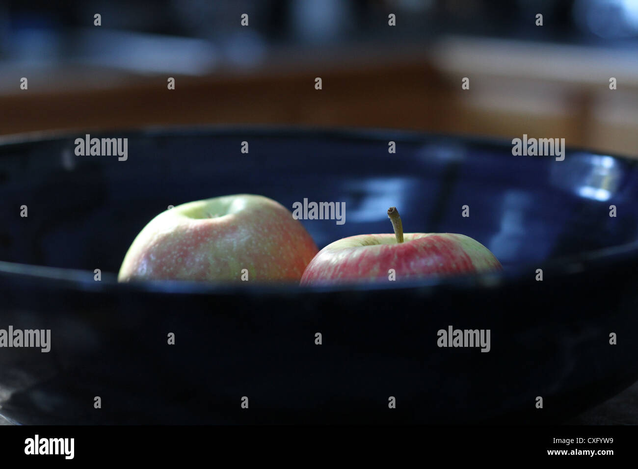 Un recipiente contenente due mele. Foto Stock