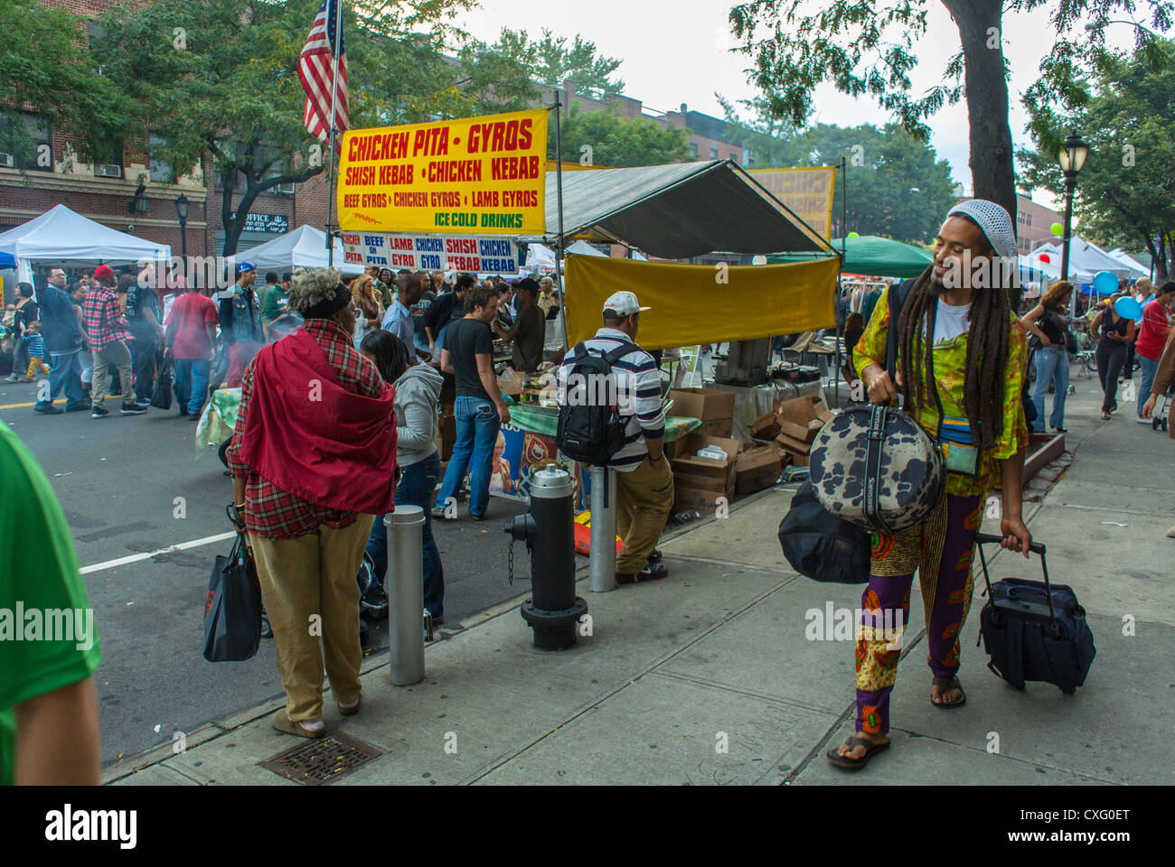 New York City, Stati Uniti, gente affollata che ama il Brooklyn Street Festival, "Atlantic Antic", mercato delle pulci, Man Walking, afroamericani Foto Stock