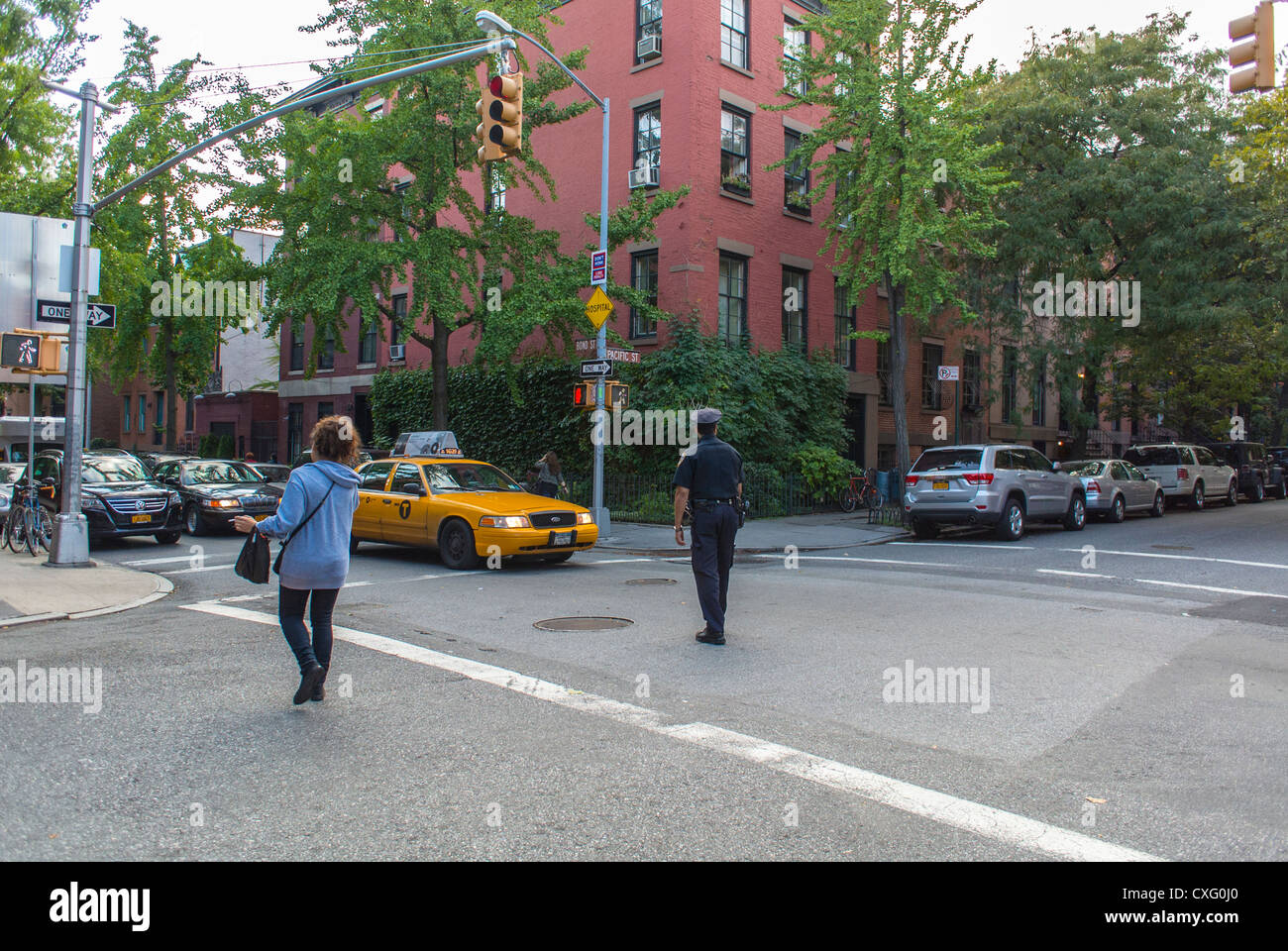 New York City, NY, STATI UNITI D'AMERICA, Brooklyn, Scene di strada, poliziotto che dirige il traffico nella zona di intersezione Foto Stock