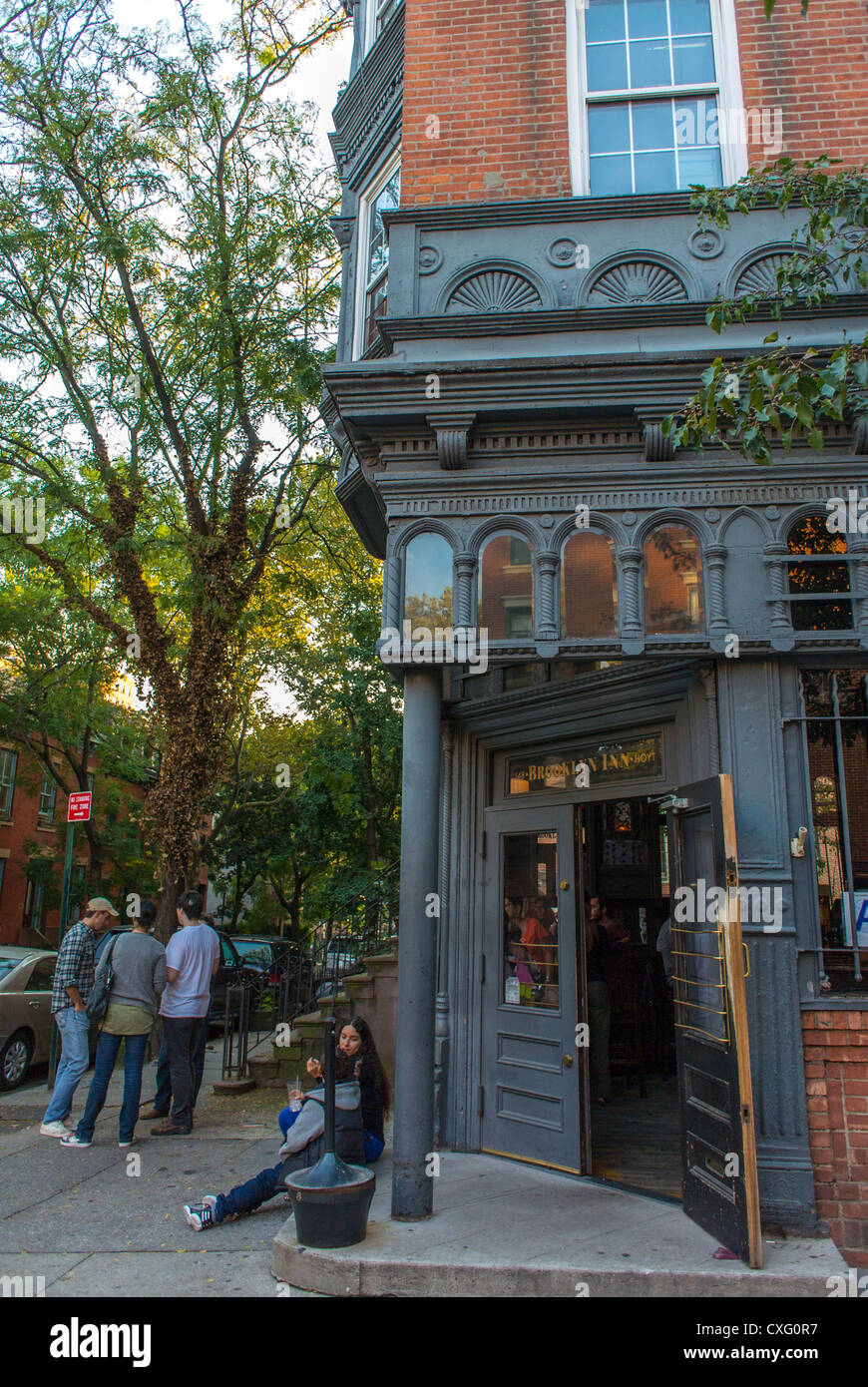 New York City, NY, STATI UNITI D'AMERICA, Brooklyn Street scene, Old Bar anteriore, "Brooklyn Inn Hoyt' Bar Gentrification delle zone della città in noi Foto Stock