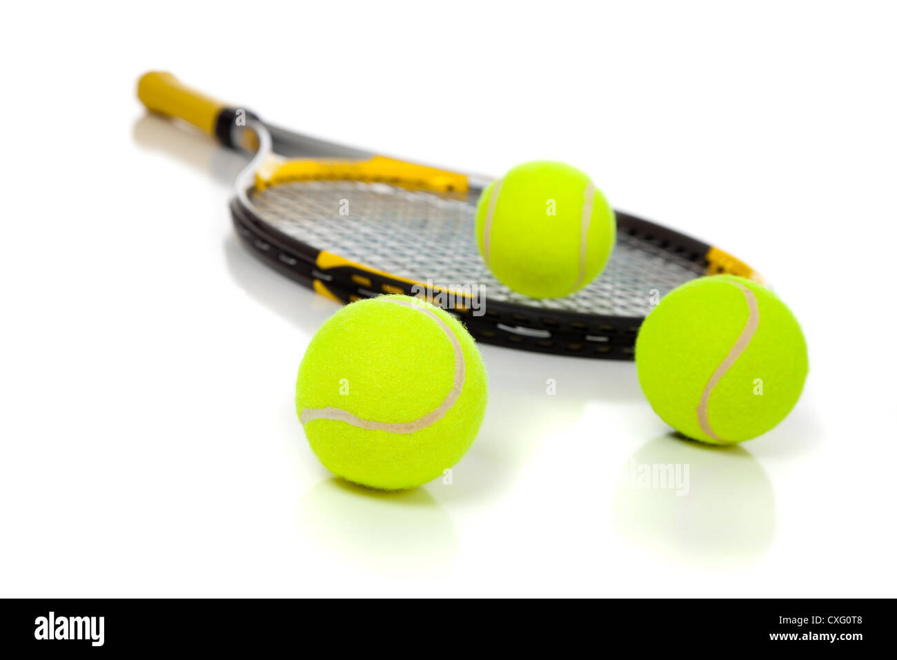 Racchetta da Tennis con tre sfere di colore giallo su sfondo bianco Foto Stock