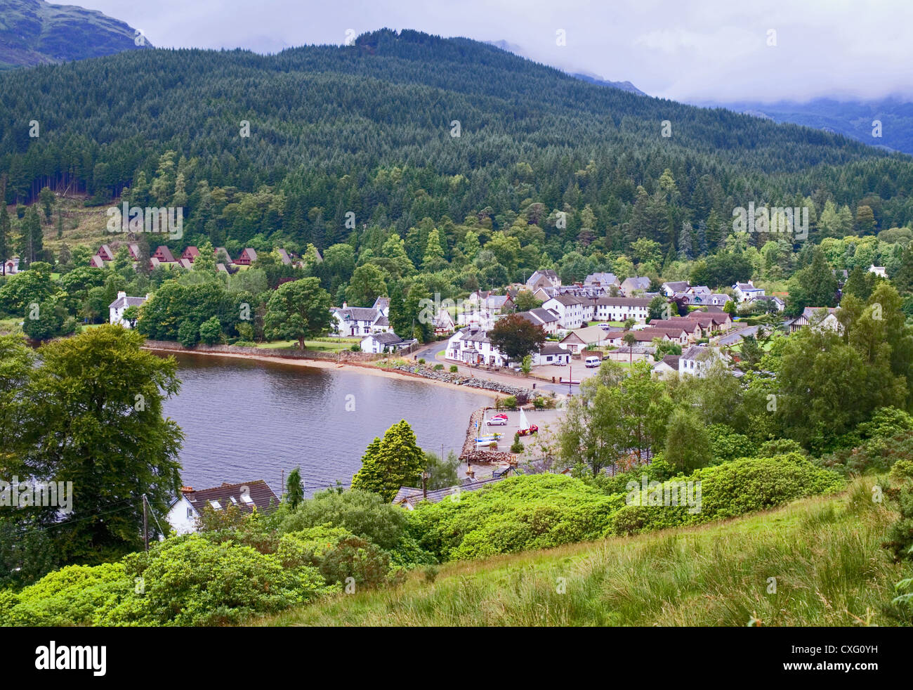 Guardando verso il basso sul villaggio di Lochgoilhead, Loch Goil, Drimsynie holiday lodges sulla sinistra, Ardgoil, Argyll Forest Park, Scotland Regno Unito Foto Stock