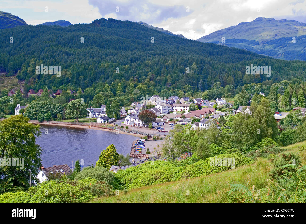 Guardando verso il basso sul villaggio di Lochgoilhead, Loch Goil, Drimsynie holiday lodges sulla sinistra, Ardgoil, Argyll Forest Park, Scotland Regno Unito Foto Stock