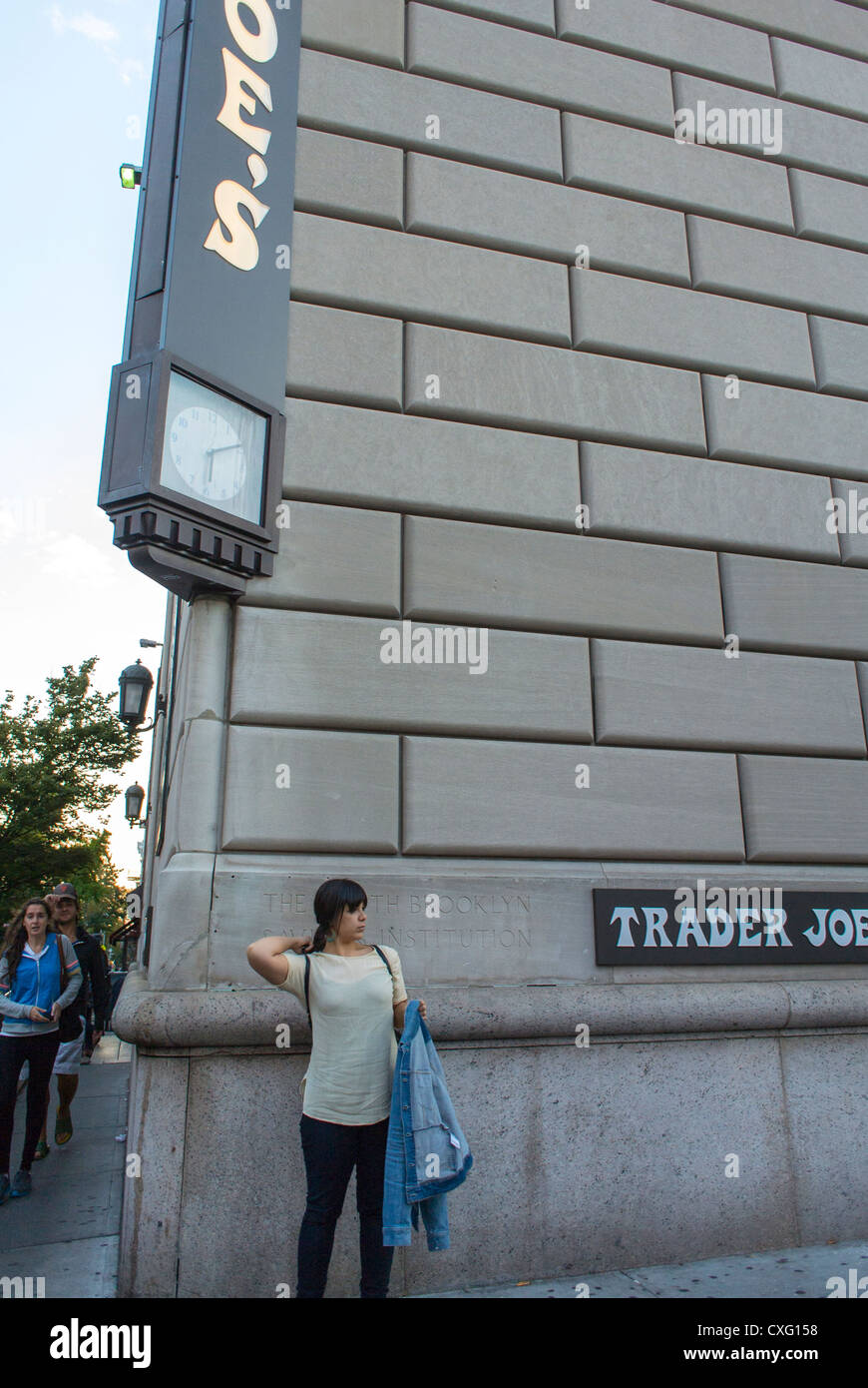 New York City, NY, STATI UNITI D'AMERICA, shopping, negozi alimentari, 'Trader Joe's" in risparmi convertito Ba-edificio nk a Brooklyn, Murray Hill, scene di strada, Foto Stock