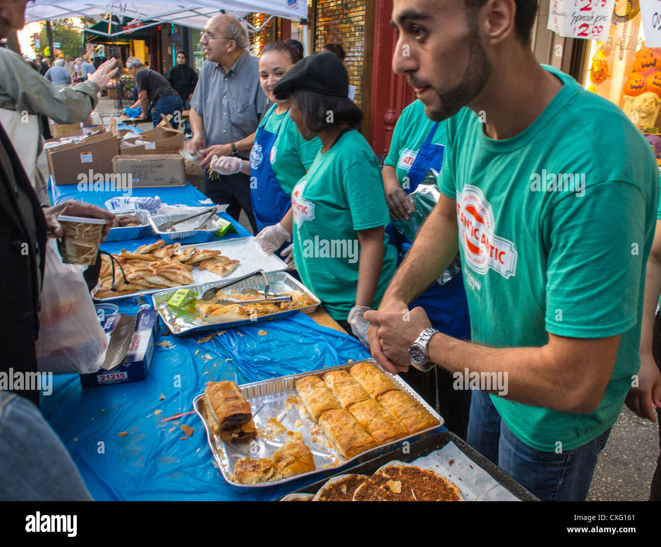 New York City, Stati Uniti, persone che lavorano al Brooklyn Street Festival, "Atlantic Antic", African Food Stall Vendor, integrato, diversità sul luogo di lavoro, america diversificata Foto Stock