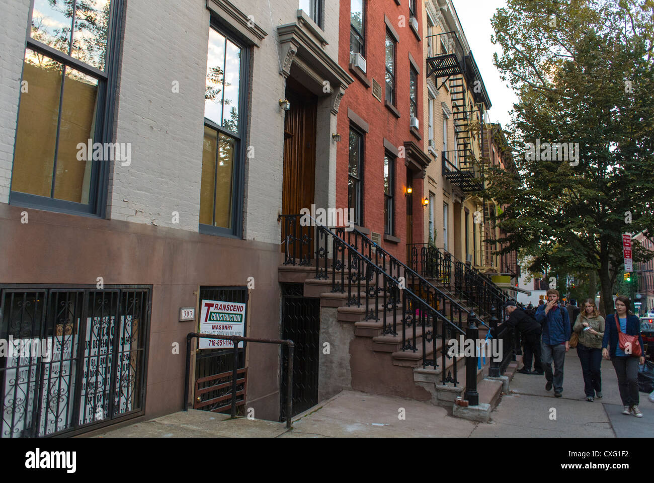 New York City, New York, Stati Uniti, People Walking on Brooklyn, Street Scenes, Townhouse, Row House, Brown Stone Houses Buildings, gentrificazione delle aree della città negli edifici statunitensi Foto Stock