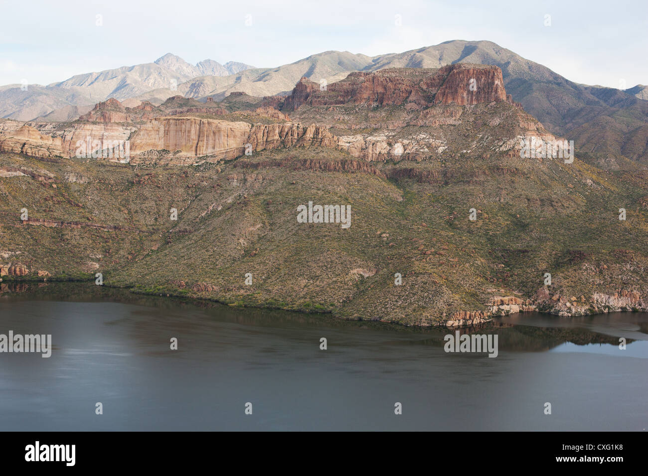 VISTA AEREA. Lago Apache un serbatoio sul fiume Salt per immagazzinare acqua per Phoenix. Tonto National Forest, Maricopa County (riva destra), Arizona, Stati Uniti. Foto Stock