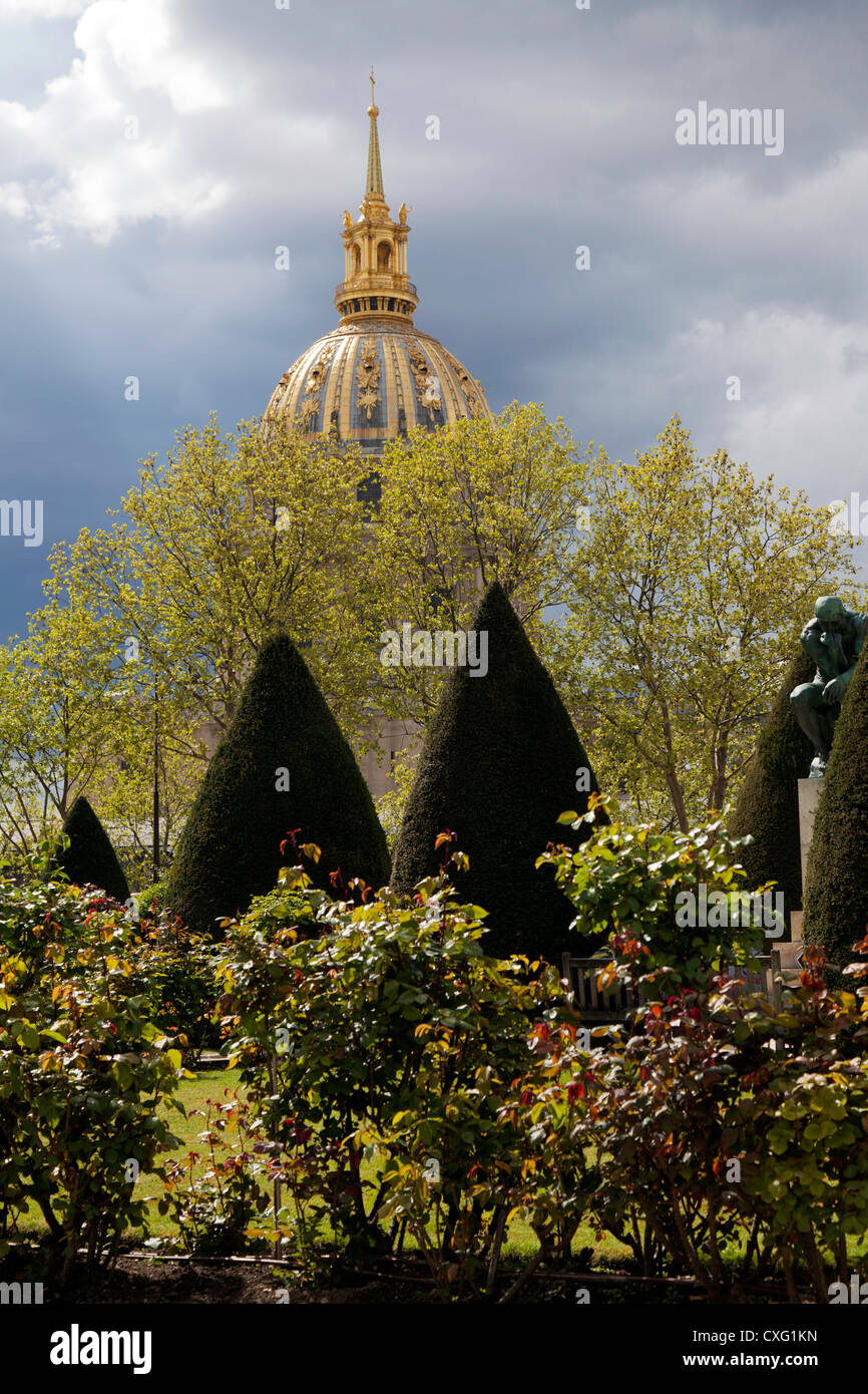 Vista attraverso il giardino del Museo Rodin verso la cupola dorata di Les Invalides, Parigi, Francia Foto Stock