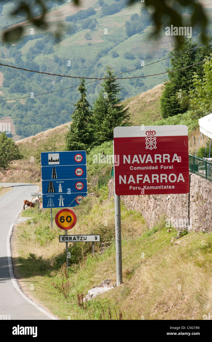 Confine spagnolo in Navarra nei Pirenei motoring touring veicolo velocità velocità consigli avviso cartello stradale segni Spagna Foto Stock