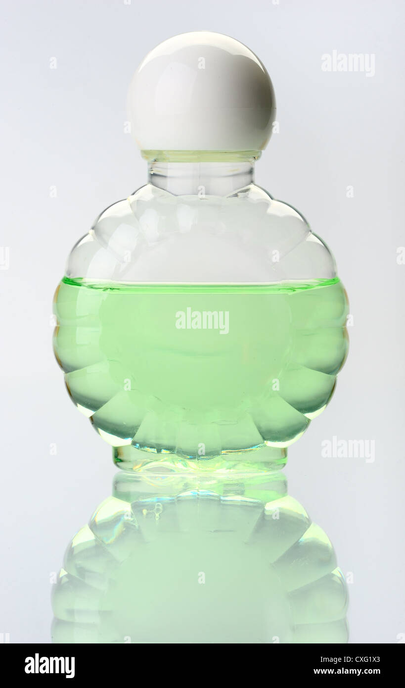 Bottiglia trasparente con lo shampoo e il suo riflesso nel vetro Foto Stock