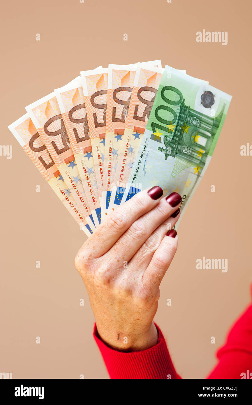 Donna che mantiene la denominazione di grandi dimensioni le banconote in euro in mano Foto Stock