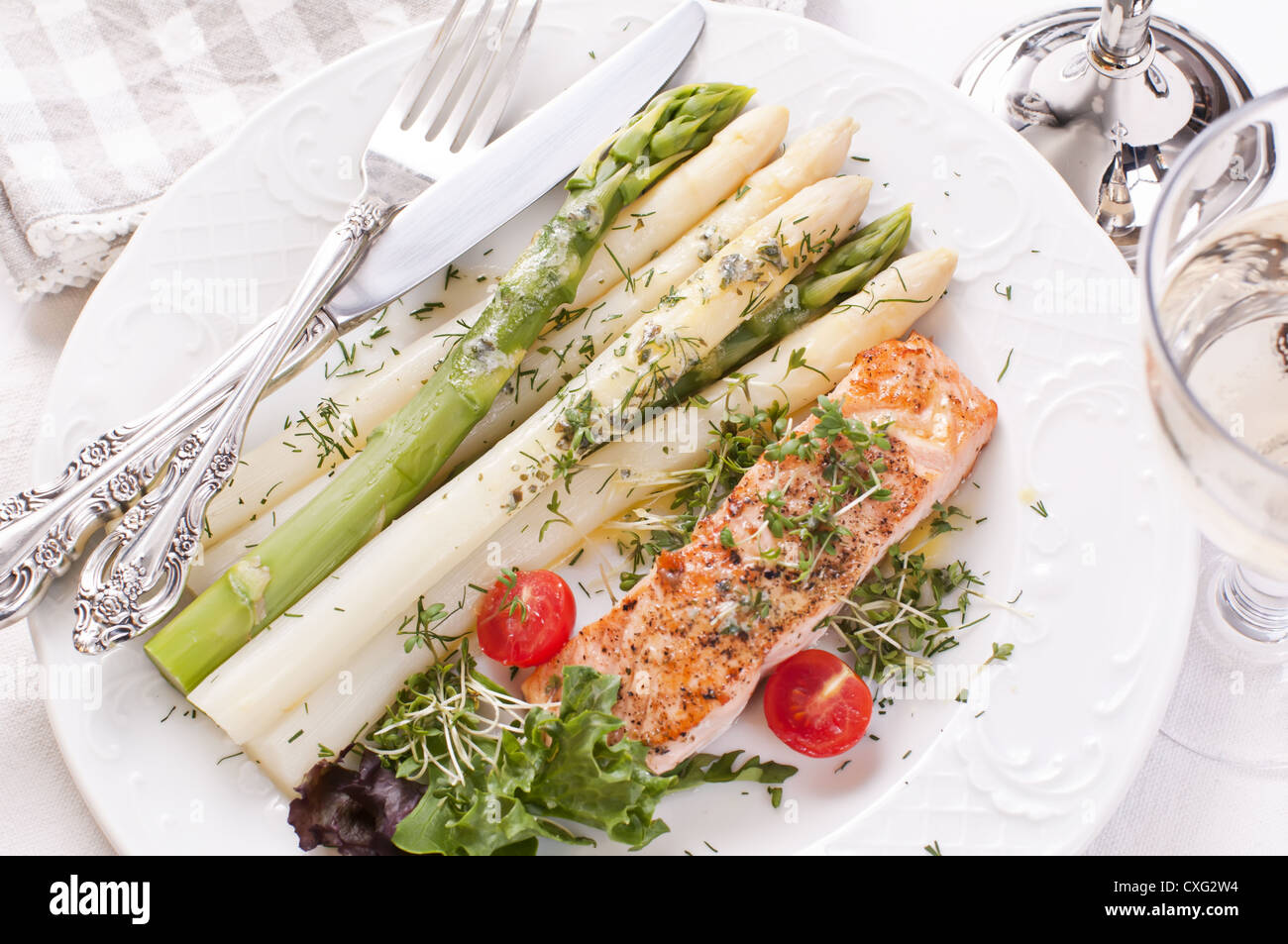 Asparagi con salmone e insalata mista Foto Stock