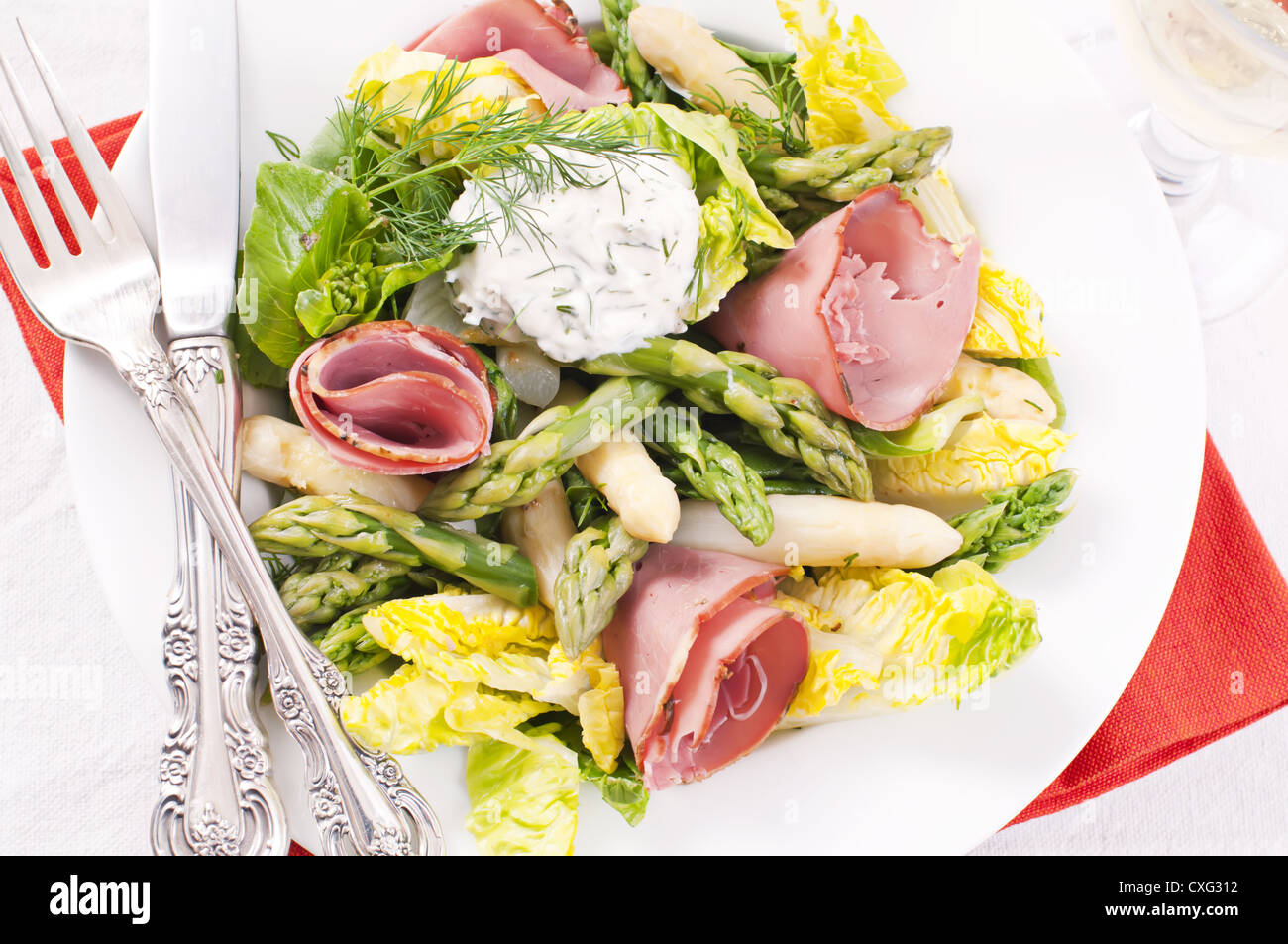 Spargelsalad con prosciutto Foto Stock