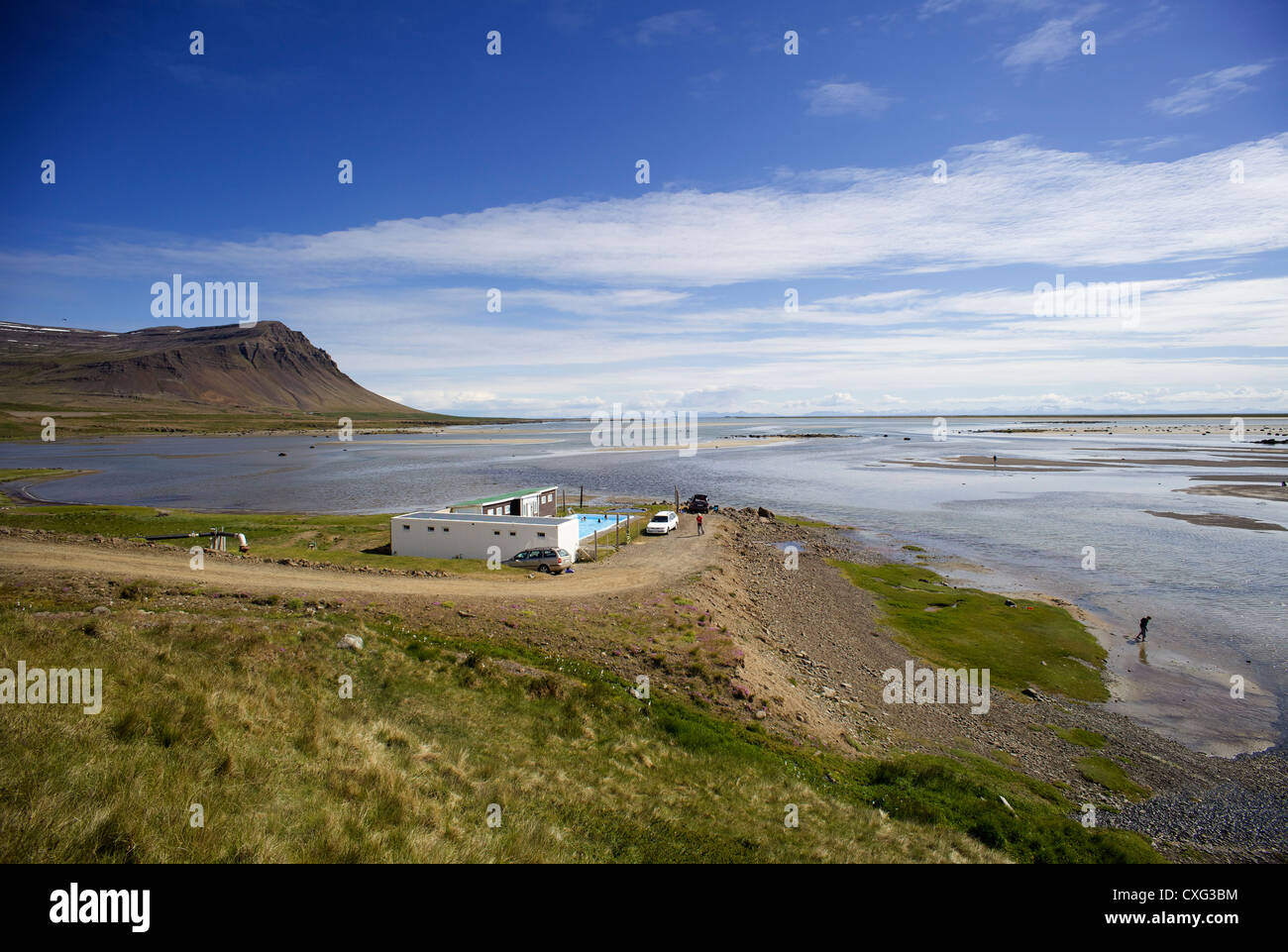 Piscina in Bardastrond Islanda, situato in prossimità del mare e dotato di un naturale vasca calda. Krosslaug Foto Stock
