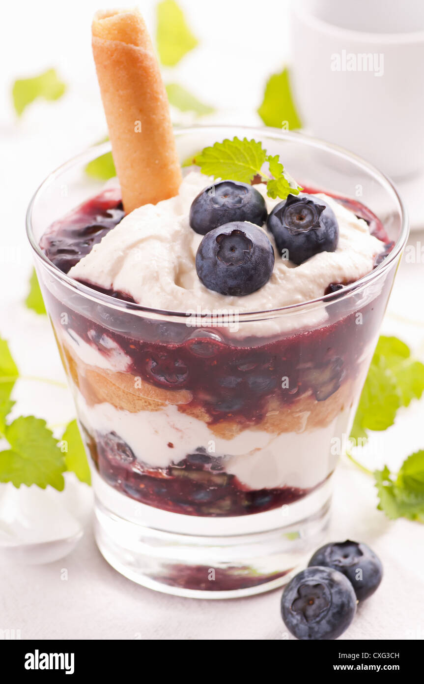Blackberry dessert con la crema di formaggio Foto Stock