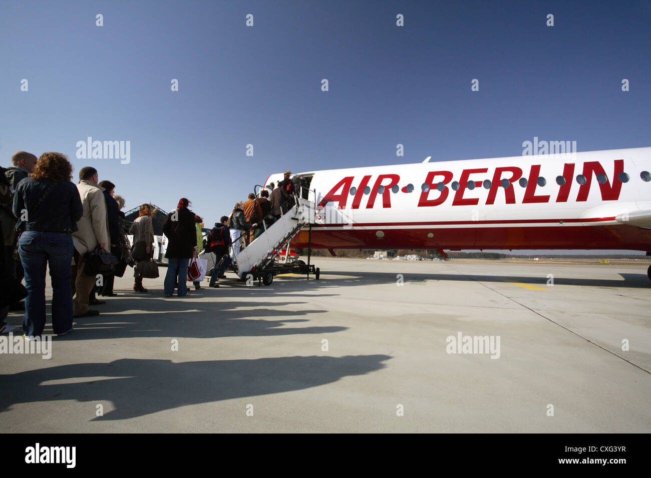 Berlino, viaggiatori salire in una macchina di Air Berlin Foto Stock