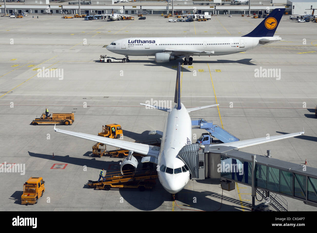 Muenchen, asfalto e Flughafengebaeude sull'aeroporto Franz Josef Strauss Foto Stock