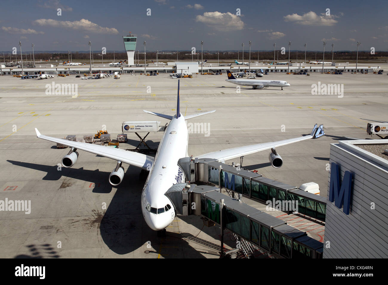 Muenchen, asfalto e Flughafengebaeude sull'aeroporto Franz Josef Strauss Foto Stock