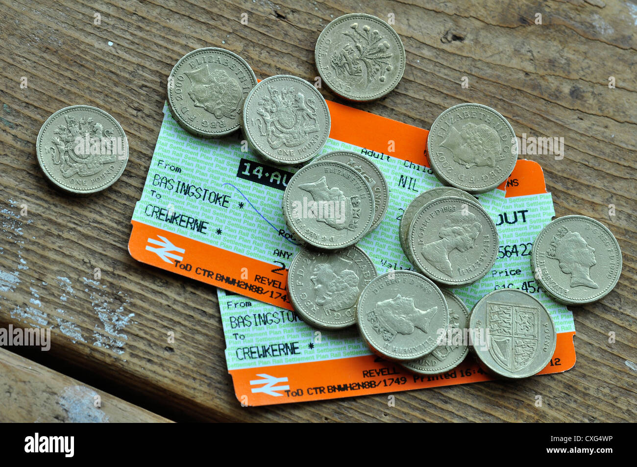 Biglietti ferroviari e sterlina monete REGNO UNITO Foto Stock