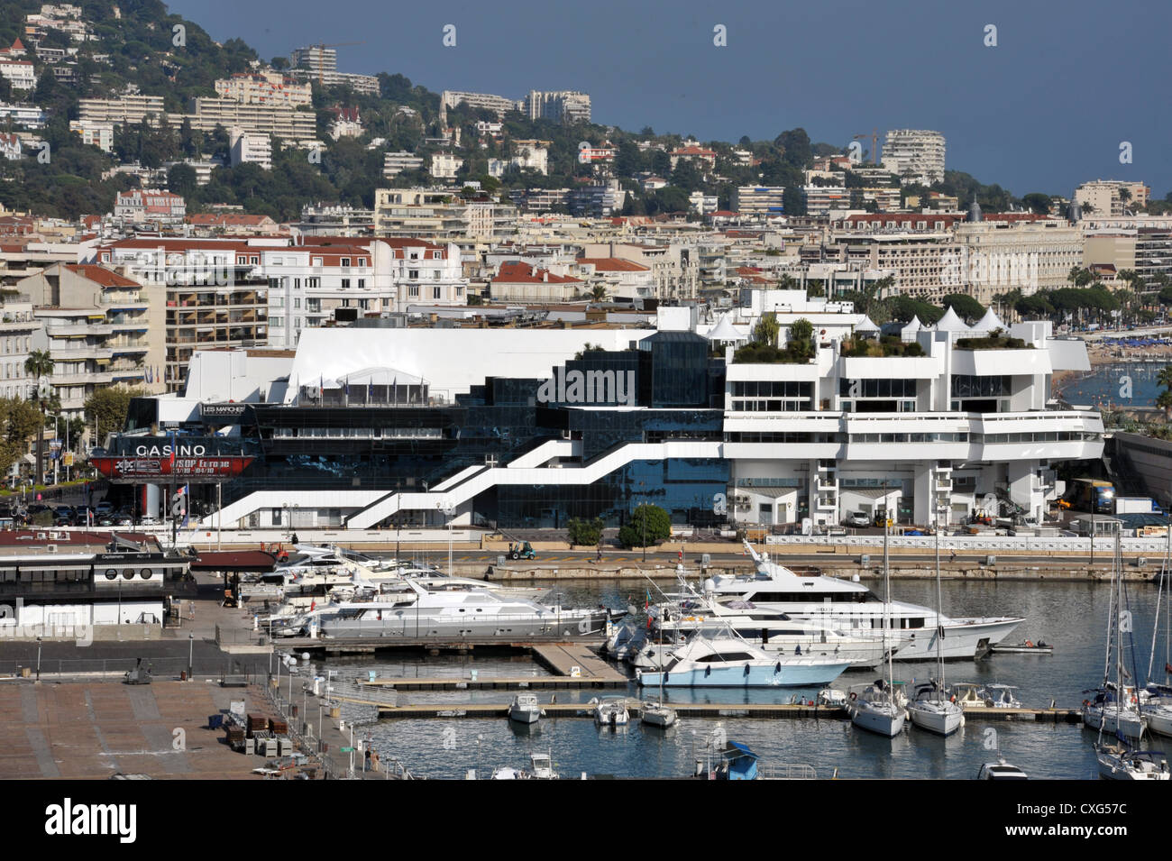 Porto di Cannes che mostra il Casino e il Cinema che ospita il festival del cinema di Cannes Foto Stock