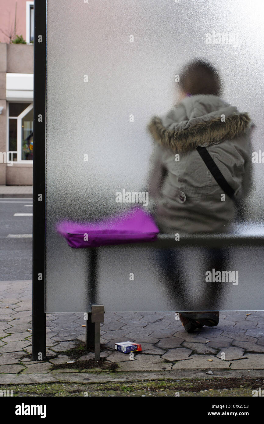 Saarbruecken, ragazze seduta a una fermata di autobus e attende Foto Stock