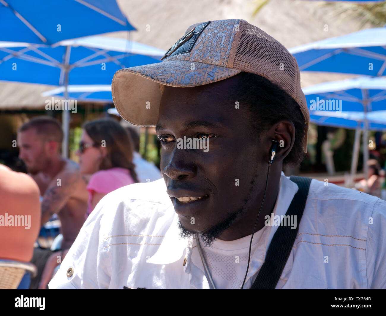 Guida turistica locale in un mercato a Banjul, la Gambia, Africa Foto Stock