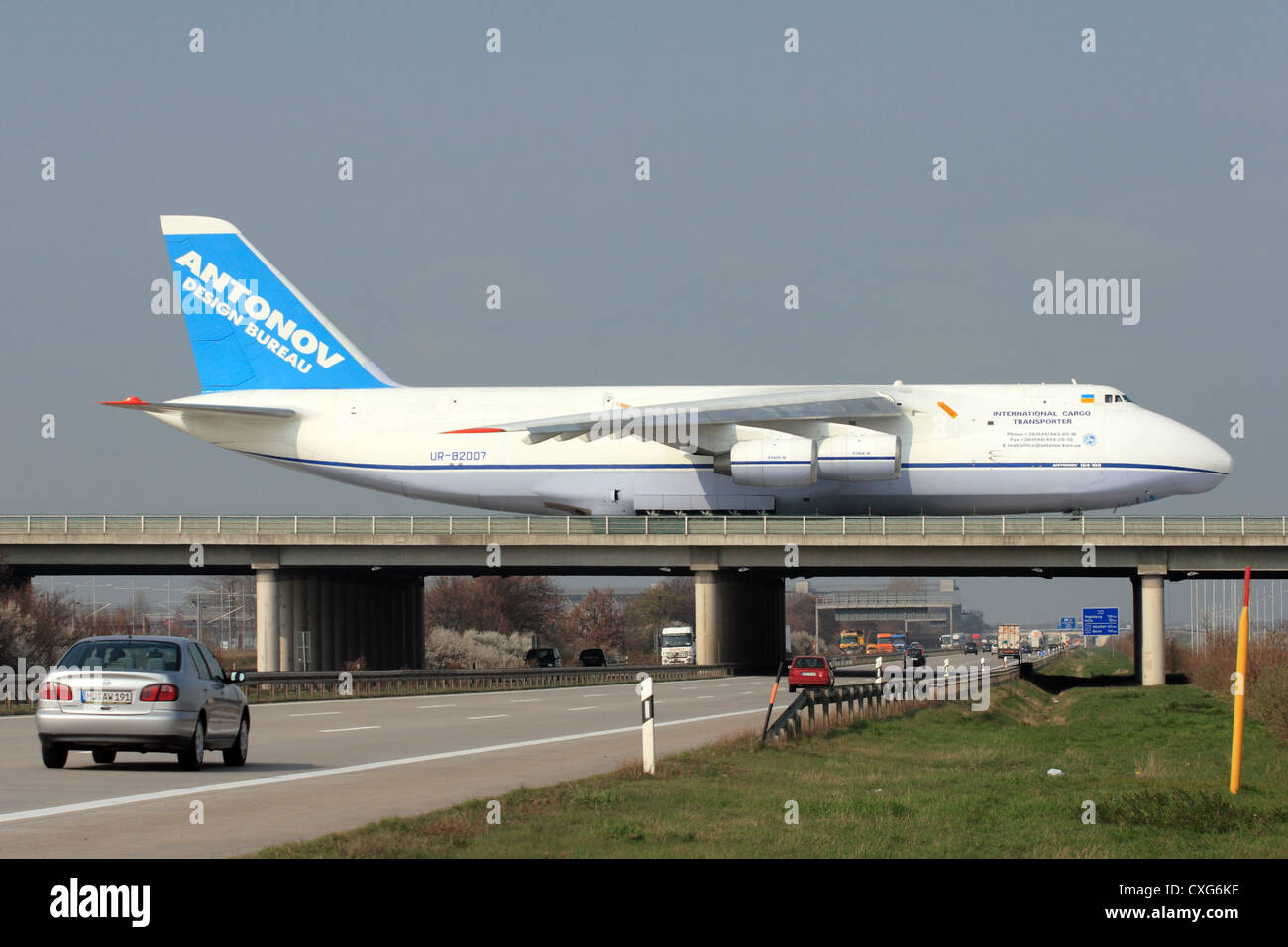 Aeromobili di laminazione e auto all'aeroporto Leipzig-Halle Foto Stock