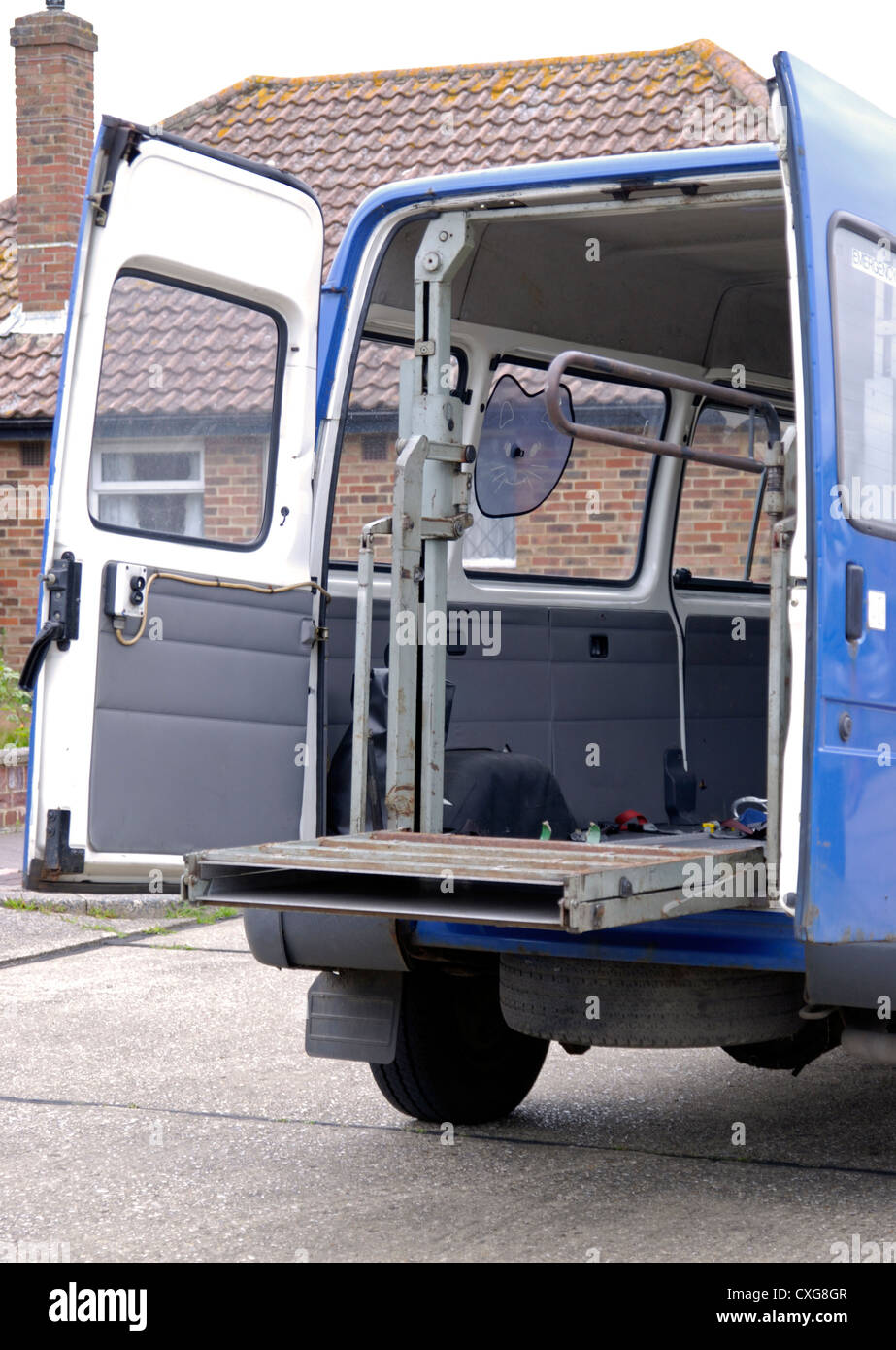 Specializzati veicolo adattato per il servizio volontario per il trasporto di persone disabili nella zona del Sussex Foto Stock
