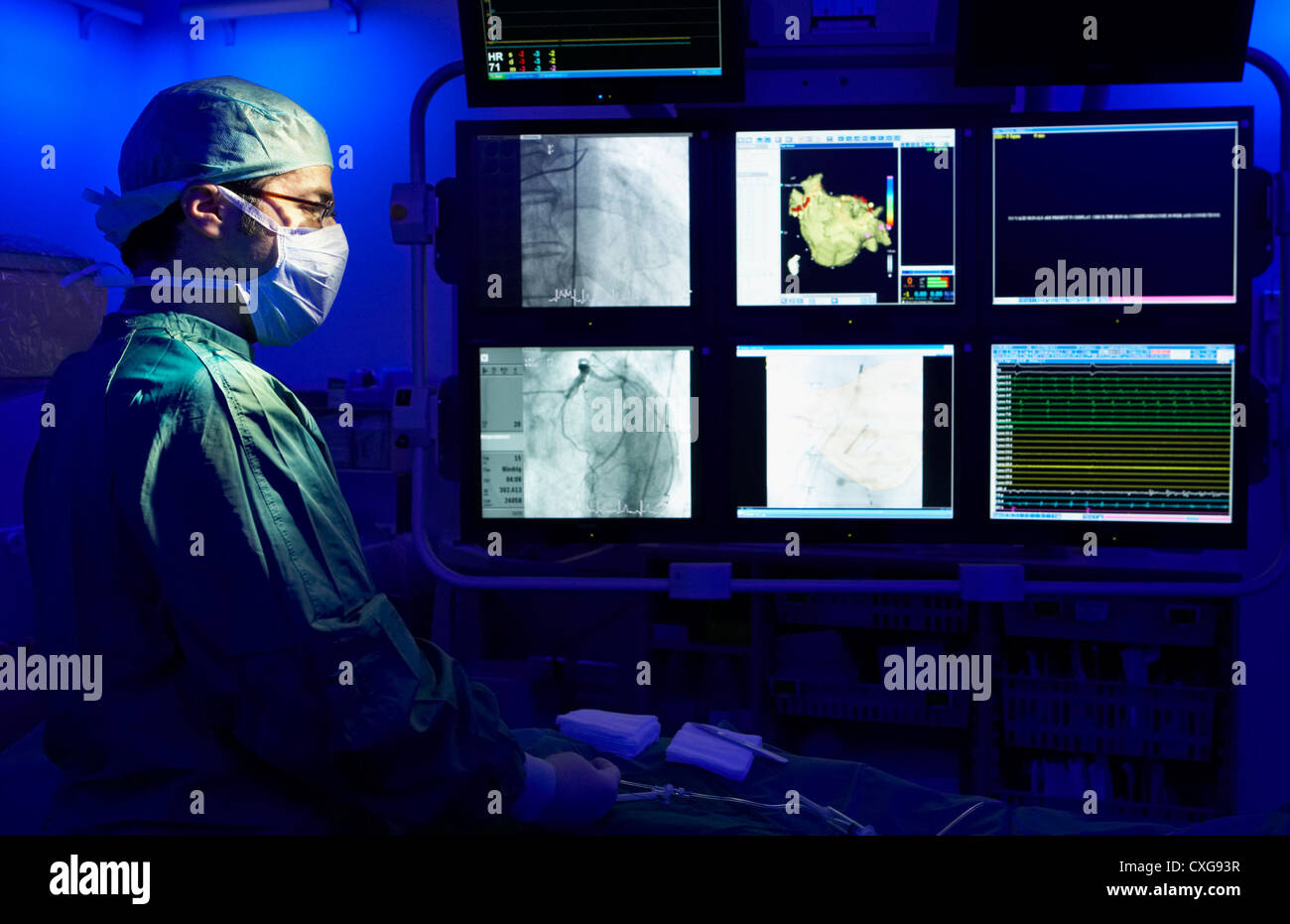 Cardiologo di Berlino prima controlla un avanzato clinica cardiologia Foto Stock