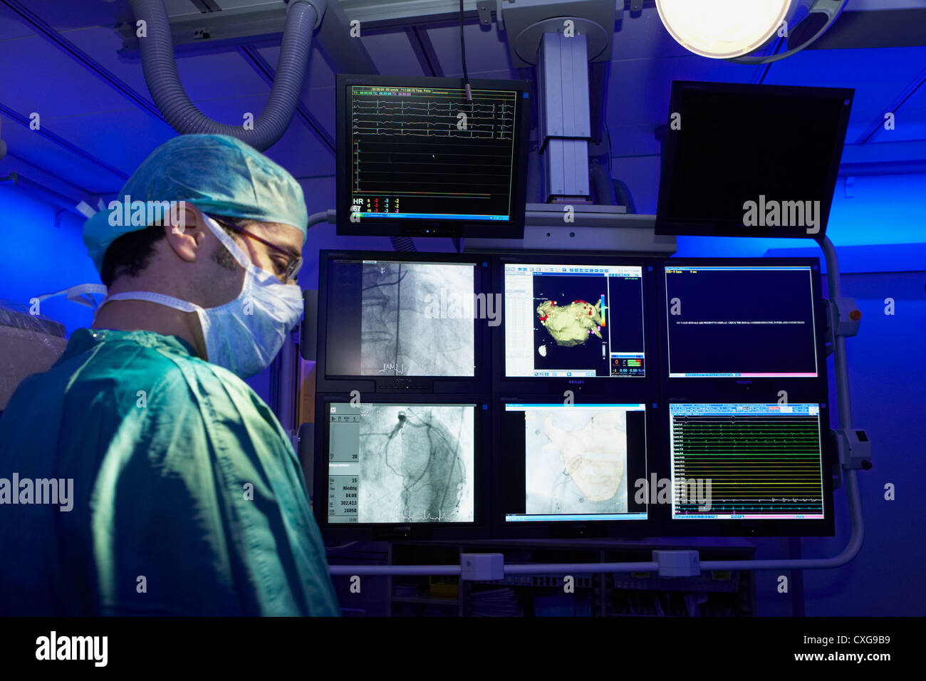 Cardiologo di Berlino prima controlla un avanzato clinica cardiologia Foto Stock