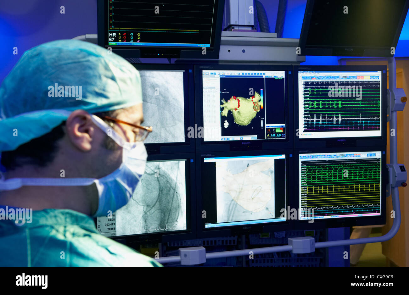 Cardiologo di Berlino prima controlla un avanzato clinica cardiologia Foto Stock